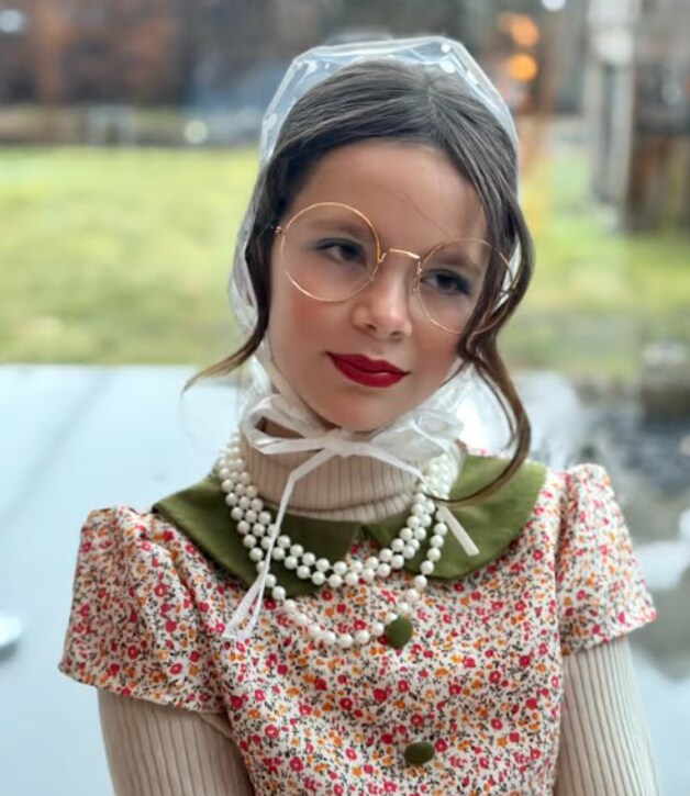 Olivia als Oma voor de themadag 'Verkleed je met de beginletter van je naam'.