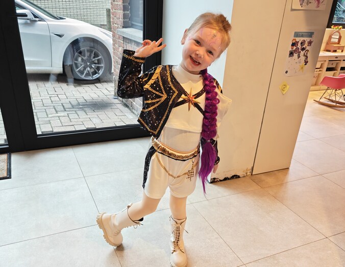 Ella is heel enthousiast om carnaval te vieren op school.
