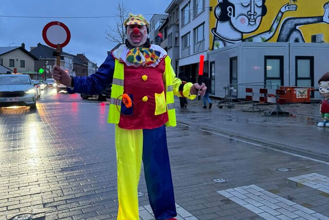 Opzichter verkleed zich voor carnaval in Gullegem.