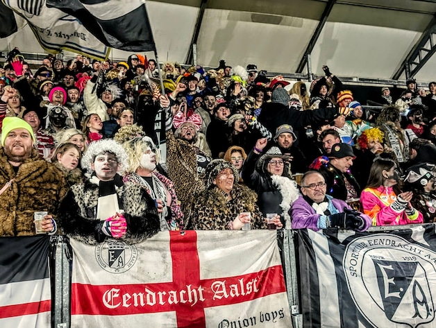 Carnavalsmatch met Jean-Marie Pfaff, Voil Jeanetten en 4.000 ...