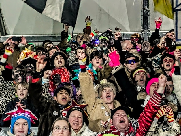 Carnavalsmatch met Jean-Marie Pfaff, Voil Jeanetten en 4.000 ...