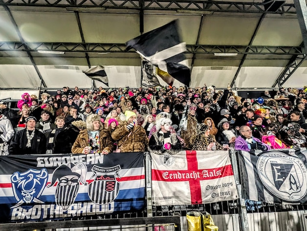 Carnavalsmatch met Jean-Marie Pfaff, Voil Jeanetten en 4.000 ...