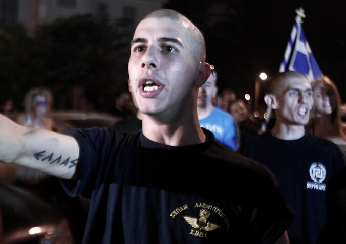 Aanhangers van de Griekse neonazistische partij 'Gouden Dageraad' demonstreren in Athene.