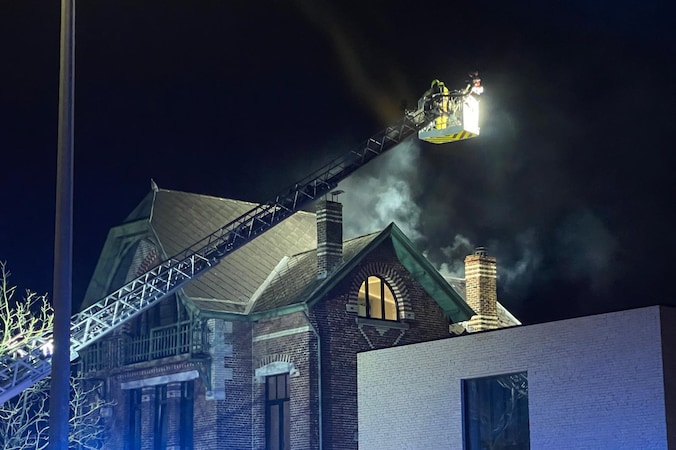 Dakbrand brengt zware schade toe aan historische villa in Temse | Regio ...