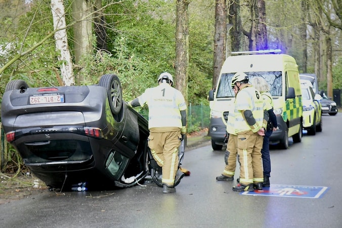 De chauffeur raakte licht gewond.