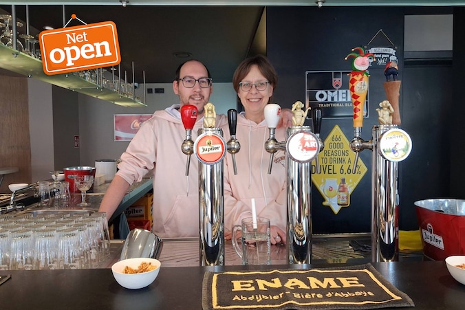 Stijn en Wendy achter de toog van café ‘t Hoekske in Zottegem.