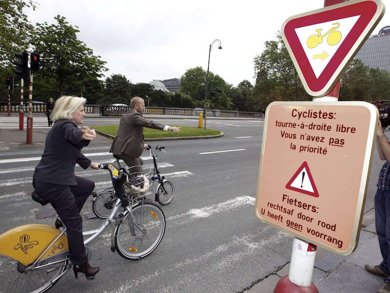 Brussels minister van Vervoer, Brigitte Grouwels, en Brussels staatssecretaris voor Mobiliteit, Bruno De Lille stelden maandag het nieuwe verkeersbord voor.