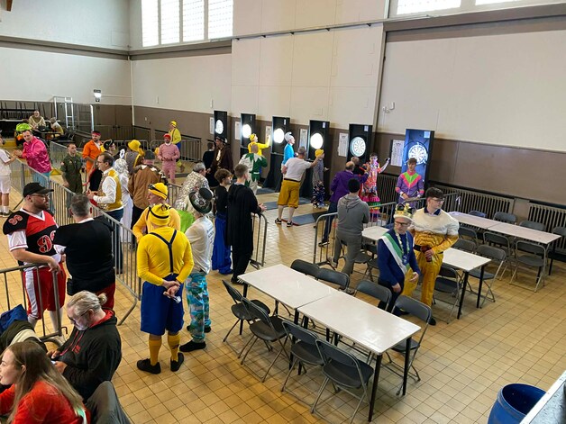 Allerlei figuren wagen zich aan een potje darts.