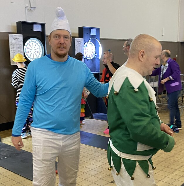 Van een smurf tot een nar, je kon het zo gek niet bedenken of je zag ze... pijltjes gooien.