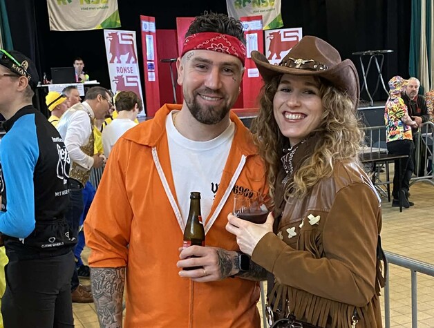 Een gangster en cowgirl.