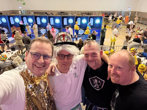 De sfeer zat goed tussen de schepen en de organisatoren van dartsclub De Harmonie.