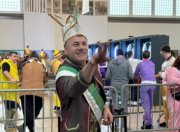Darten met een carnavalshoed op, toch iets uniek.