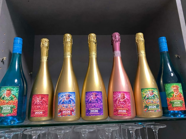 De champagneflessen voor de winnaars met zelfs de gezichten van burgemeester Ignace Michaux en schepen Gunther Deriemaker op. 