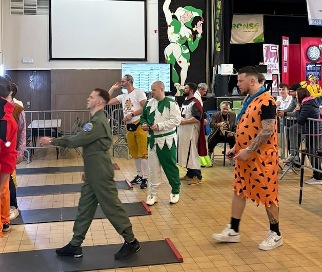 Een soldaat speelt tegen een holbewoner. Dat kan enkel bij het Bommeldarts toernooi.