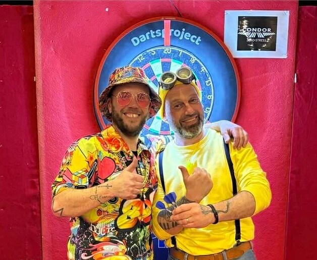 Michael (rechts) won de Bommeldarts Nar 2026.