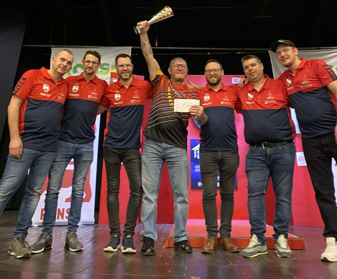 Gino Vandorpe dolgelukkig met de titel Ronsisch kampioen darts.