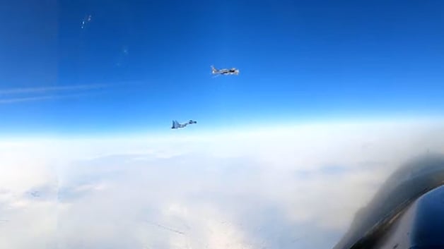 Amerikaanse gevechtsvliegtuigen onderscheppen Russische bommenwerpers nabij Alaska.