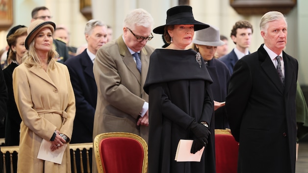 De koninklijke familie tijdens de herdenkingsmis.