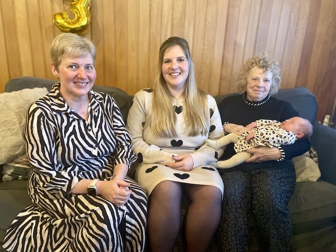 Bijzondere familiefoto in Westerlo: viergeslacht met Gaby, Heidi, Shana en kleine Nelle  
