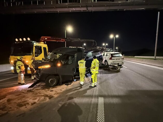 Een Roemeense vrachtwagenchauffeur reed frontaal in op een botsabsorbeerder op de Antwerpse ring. 
