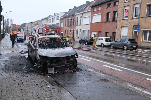 Het voertuig brandde volledig uit. De Liersesteenweg in Mechelen was een tijdlang afgesloten.