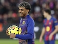 De eerste hattrick van zijn carrière: Lamine Yamal (18) bezorgt FC Barcelona met drie goals de zege tegen Villarreal