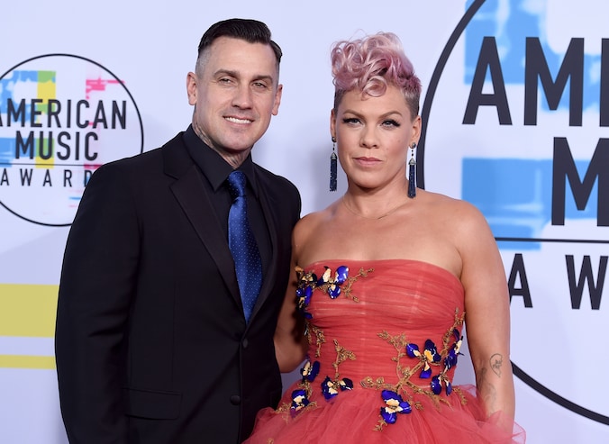Amerikaanse media melden scheiding P!nk, zangeres reageert cynisch: “Ik ...