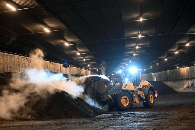 In de hallen van Ecowerf in Wilsele worden grote hopen compost verwerkt. 