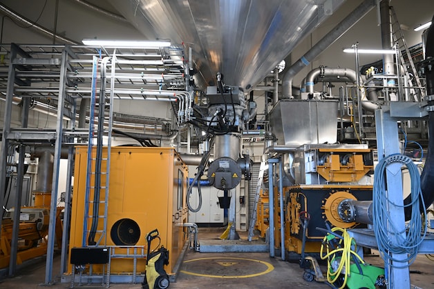 Deze machine verwerkt het afval. 