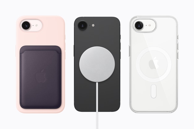De iPhone 17e met MagSafe-accessoires.