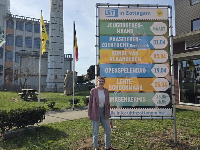 Burgemeester Evelien De Both aan een van de frames.