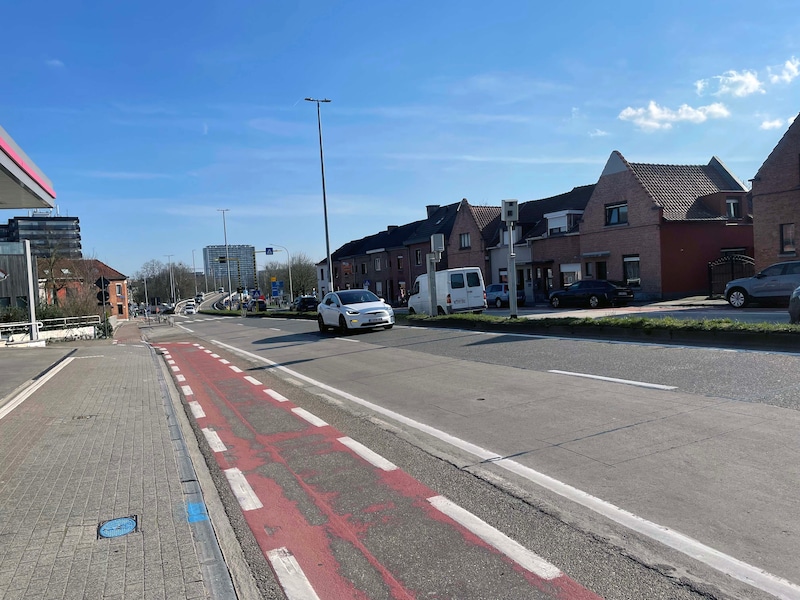 Fietsster (20) tegen de vlakte na tik door autobestuurder