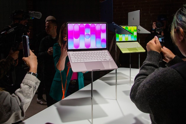Journalisten bekijken de MacBook Neo tijdens de ‘Apple Experience’.