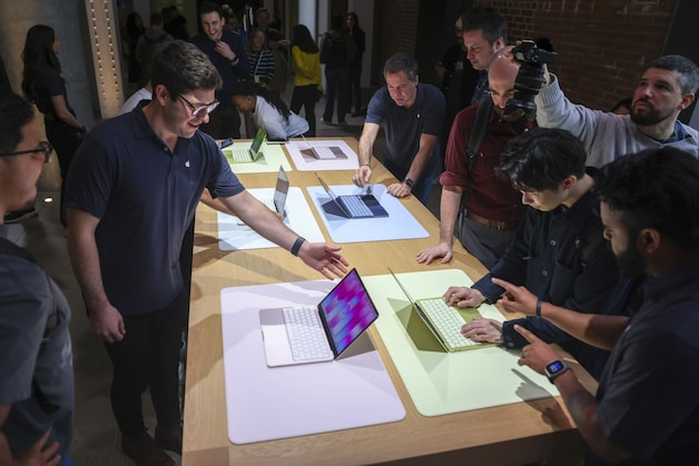 Mensen testen de MacBook Neo tijdens de ‘Apple Experience’.