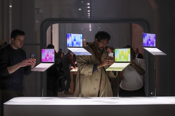 Mensen nemen foto’s van de MacBook Neo tijdens de ‘Apple Experience’.