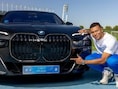 Hij blijkt ook maar een mens: waarom Kylian Mbappé zijn BMW i7 van 140.000 euro inruilt voor een kleiner en half zo duur exemplaar