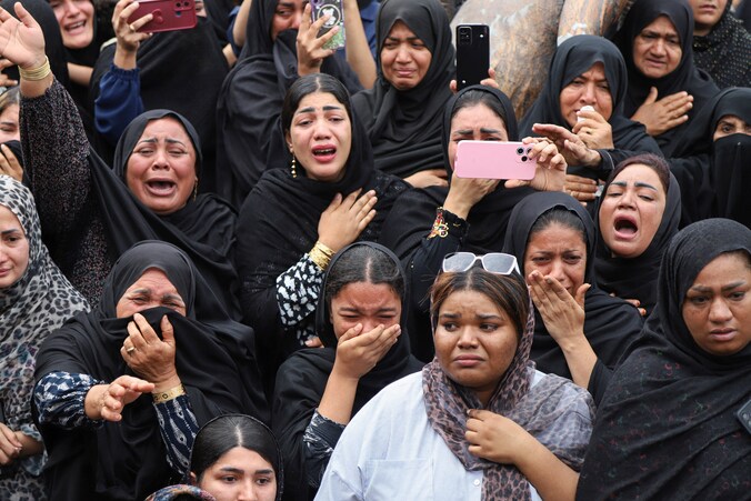 Iraniërs rouwen om de gesneuvelde schoolmeisjes tijdens de begrafenis.