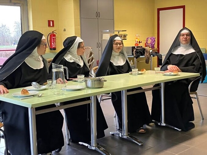 Een deel van de cast van ‘Nondedju’, een stuk dat zich afspeelt in een nonnenklooster.