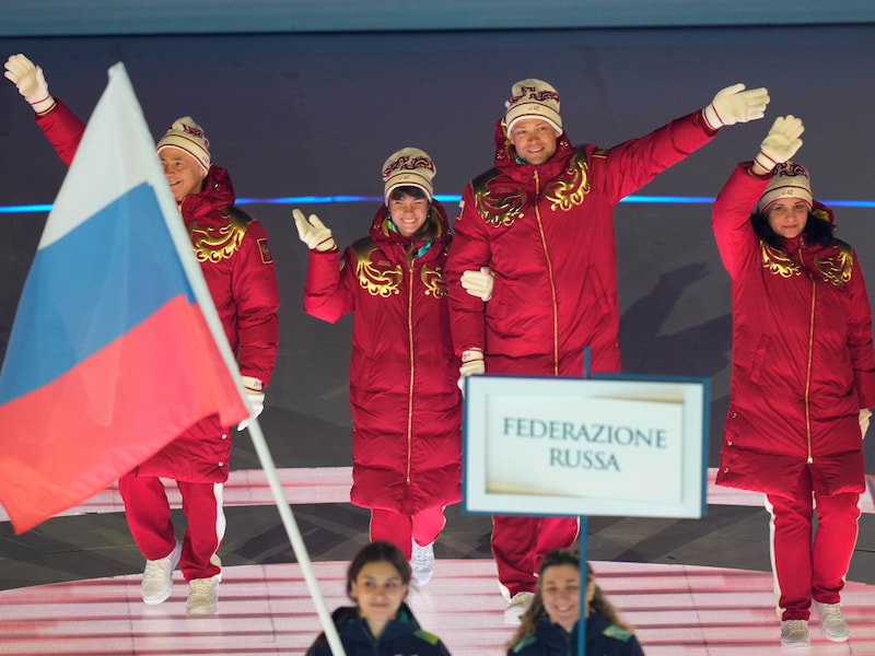 Russische vlag zwaait in openingsceremonie Paralympische Winterspelen, Oekraïense ‘helmatleet’ reageert scherp