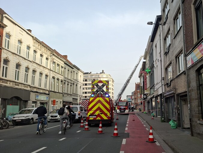 Rijbaan afgesloten in Gent door afbrokkelende schouw.