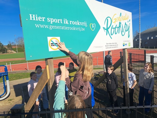 Kinderraad past rookvrije borden aan: ook vapen verboden | Regio | HLN.be