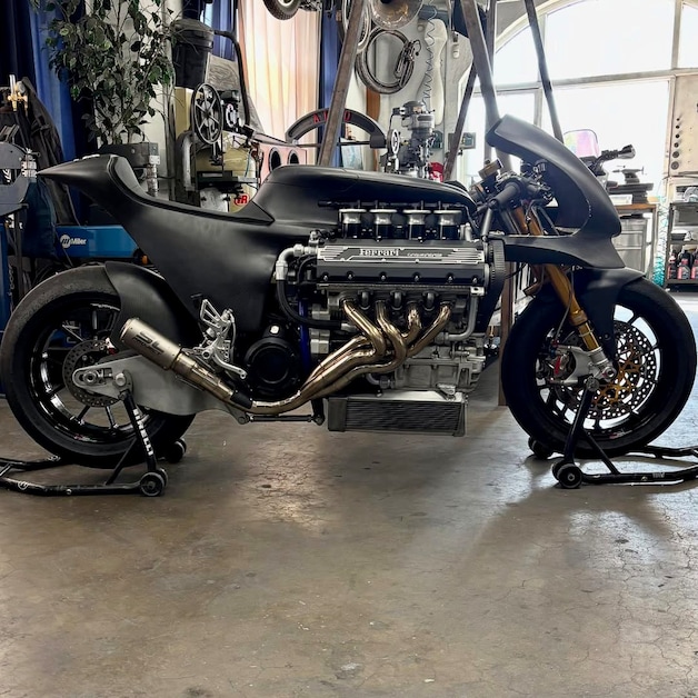 De motor zelf maakt deel uit van de constructie en draagt dus mee aan de stevigheid van het geheel. 