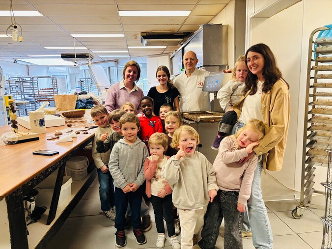 De kleuters op bezoek bij bakker Bart.