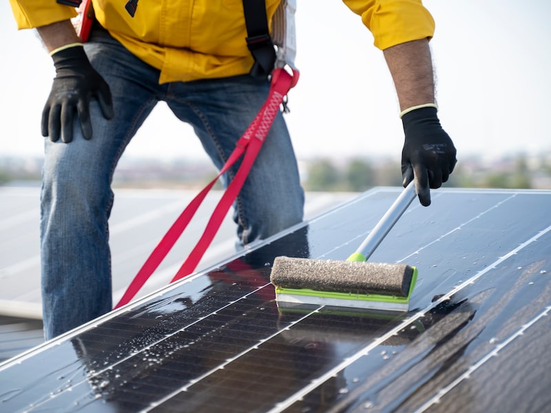 Wanneer is het tijd om je zonnepanelen schoon te maken? En hoe ga je efficiënt te werk zonder schade te veroorzaken?
