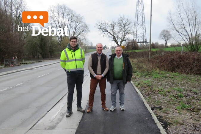 Schepen Pascal Schietecat (Ninove), schepen Peter De Smet (Haaltert) en aannemer Steven Baert (Pevenage) bij de paddenoversteek op de vernieuwde Ninoofsesteenweg en Denderhoutembaan.