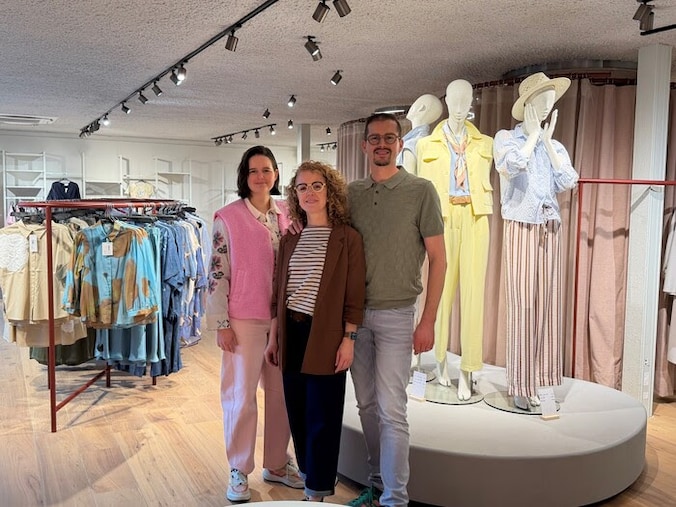 Kevin Claeys, zijn zus Jill Claeys en zijn vrouw Elisa De Backere in Trendwalk in Lauwe