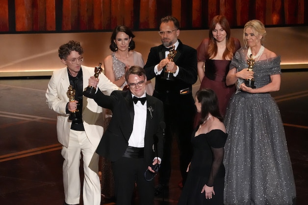 Filmmakers David Borenstein, v.l.n.r., Alžběta Karásková, Radovan Síbrt, Pavel Talankin (midden links), Robin Hessman (midden rechts) en Helle Faber nemen de Oscar in ontvangst