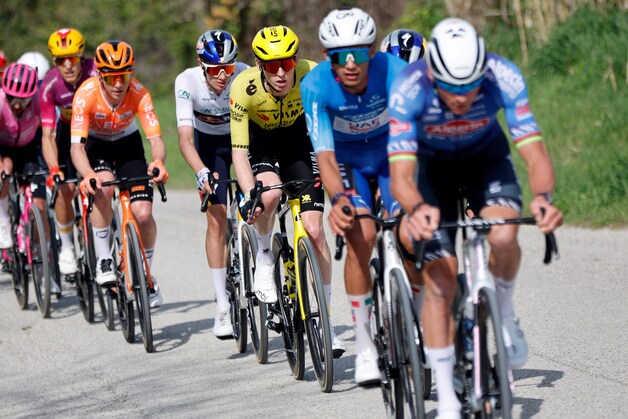 “Alles is oké met Jasper”: Jonathan Milan wint chaotische slotsprint ...