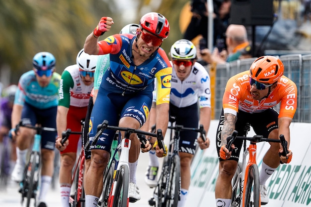 “Alles is oké met Jasper”: Jonathan Milan wint chaotische slotsprint ...