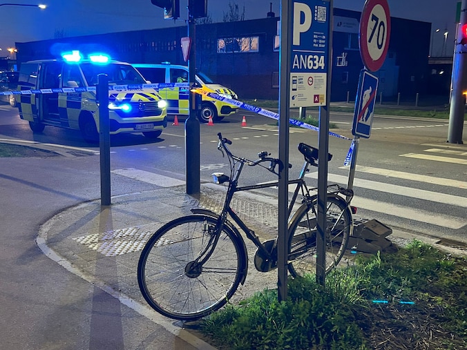 De hulpdiensten zijn ter plaatse voor een ongeval met een motorrijder en fietser in Antwerpen.